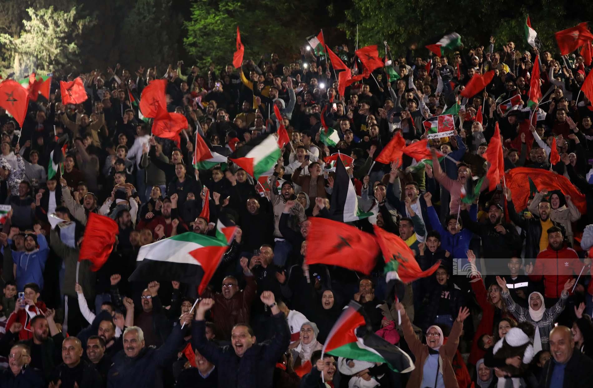 مواطنون يحتفلون بالتأهل التاريخي للمغرب في مدينة نابلس (تصوير: أيمن النوباني/وفا)